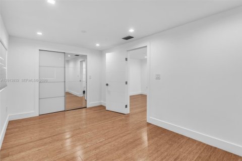 Villa ou maison à vendre à Miami, Floride: 6 chambres, 306.48 m2 № 2075988 - photo 14