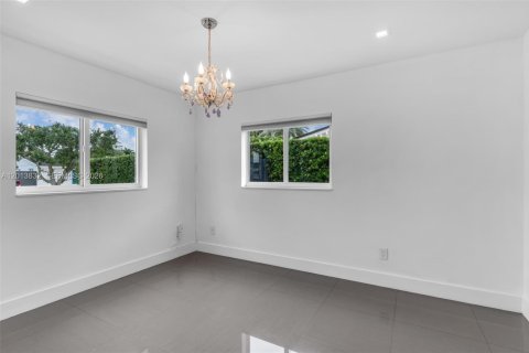 Villa ou maison à vendre à Miami, Floride: 6 chambres, 306.48 m2 № 2075988 - photo 5