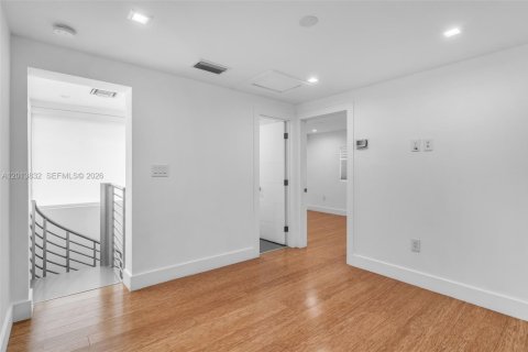 Villa ou maison à vendre à Miami, Floride: 6 chambres, 306.48 m2 № 2075988 - photo 15