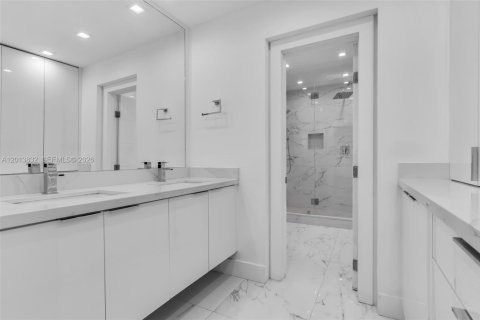 Villa ou maison à vendre à Miami, Floride: 6 chambres, 306.48 m2 № 2075988 - photo 9