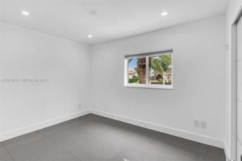 Villa ou maison à vendre à Miami, Floride: 6 chambres, 306.48 m2 № 2075988 - photo 3