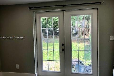 House in Miami, Florida 2 bedrooms, 188.03 sq.m. № 1996278 - photo 2