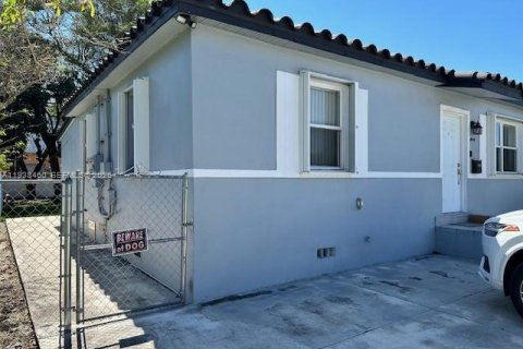 House in Miami, Florida 2 bedrooms, 188.03 sq.m. № 1996278