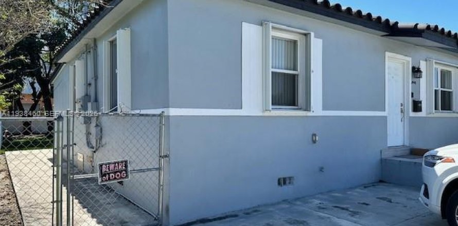 House in Miami, Florida 2 bedrooms, 188.03 sq.m. № 1996278