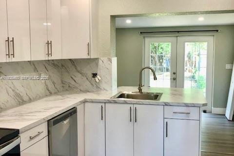 House in Miami, Florida 2 bedrooms, 188.03 sq.m. № 1996278 - photo 12