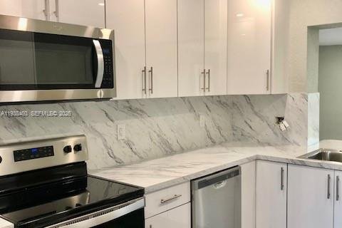 House in Miami, Florida 2 bedrooms, 188.03 sq.m. № 1996278 - photo 13