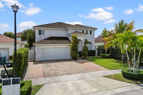 Купить виллу или дом в Катлер-Бей, Флорида 4 спальни, 239.78м2, № 2044490 - фото 2