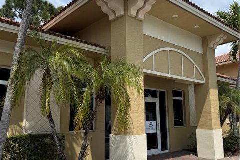 Propiedad comercial en alquiler en Saint Lucie, Florida № 1722554 - foto 1