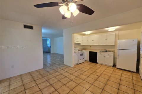 Студия в кондо в Норт-Майами, Флорида № 2031107