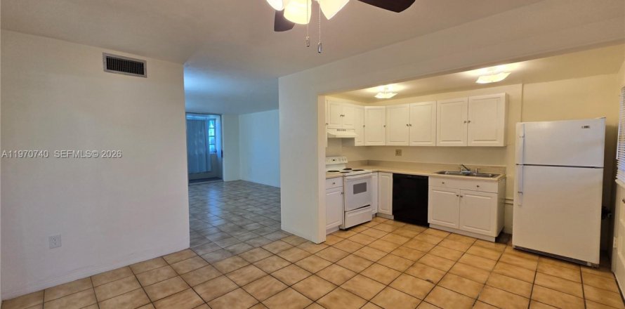 Студия в кондо в Норт-Майами, Флорида № 2031107