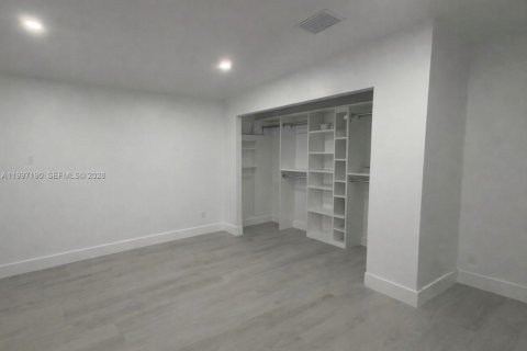 House in Opa-locka, Florida 3 bedrooms, 141.03 sq.m. № 2059192 - photo 12