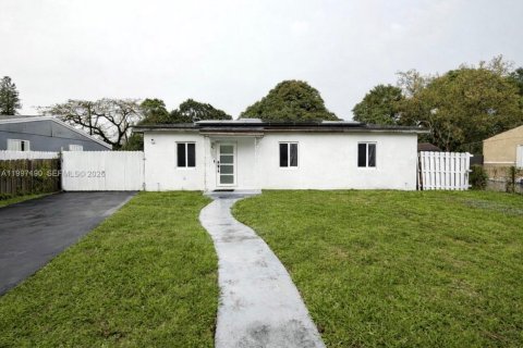 Villa ou maison à Opa-locka, Floride 3 chambres, 141.03 m2 № 2059192