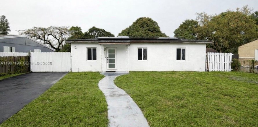 House in Opa-locka, Florida 3 bedrooms, 141.03 sq.m. № 2059192
