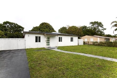 House in Opa-locka, Florida 3 bedrooms, 141.03 sq.m. № 2059192 - photo 2