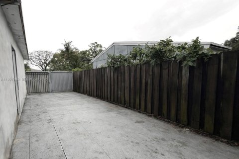House in Opa-locka, Florida 3 bedrooms, 141.03 sq.m. № 2059192 - photo 14