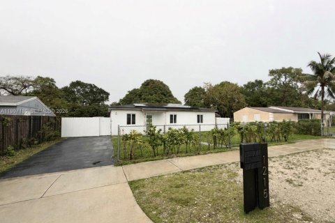 House in Opa-locka, Florida 3 bedrooms, 141.03 sq.m. № 2059192 - photo 3