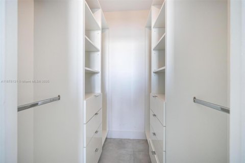 Condo in Miami Beach, Florida, 1 bedroom  № 2019268 - photo 14