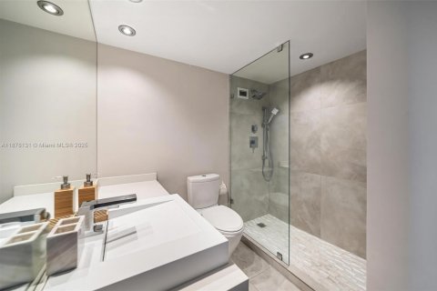Condo in Miami Beach, Florida, 1 bedroom  № 2019268 - photo 15
