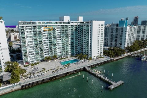 Condo in Miami Beach, Florida, 1 bedroom  № 2019268 - photo 17