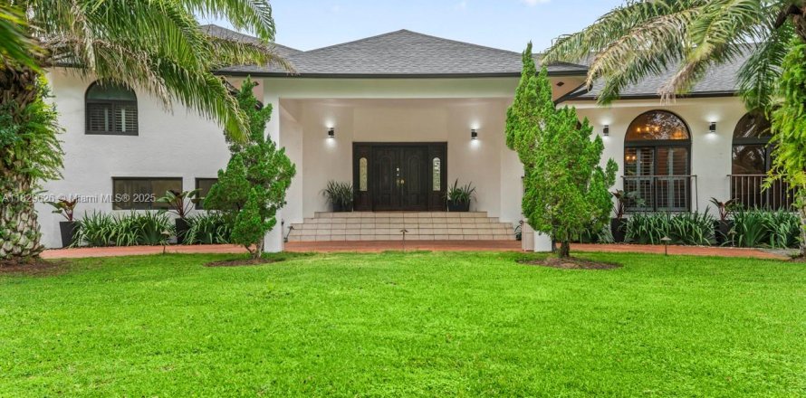House in Miami, Florida 5 bedrooms, 371.24 sq.m. № 1934252