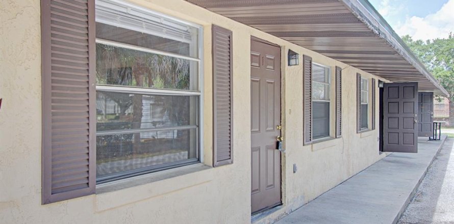 Propiedad comercial en DeLand, Florida 543.29 m2 № 2166460