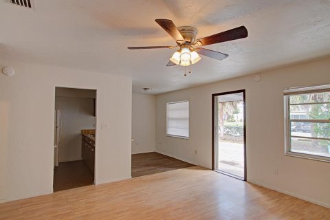 Propiedad comercial en venta en DeLand, Florida, 543.29 m2 № 2166460 - foto 10