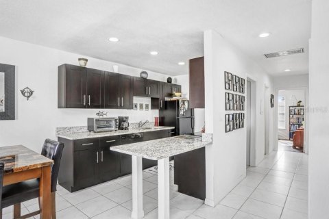 Condo in Saint Petersburg, Florida, 2 bedrooms  № 1571852 - photo 14