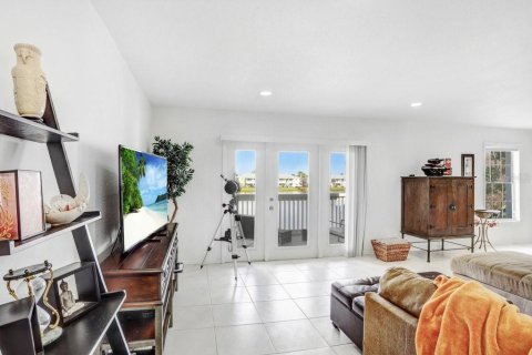 Condo in Saint Petersburg, Florida, 2 bedrooms  № 1571852 - photo 10