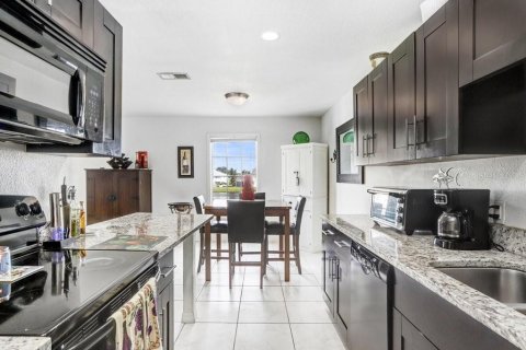 Condo in Saint Petersburg, Florida, 2 bedrooms  № 1571852 - photo 16