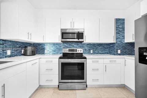 Condo in Miami, Florida, 3 bedrooms № 1974986 - photo 13
