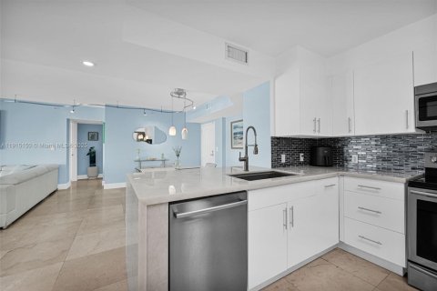 Condo in Miami, Florida, 3 bedrooms № 1974986 - photo 20