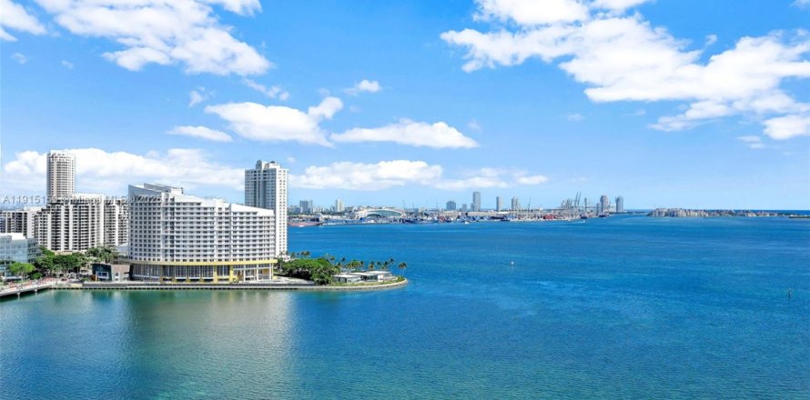 Condo in Miami, Florida, 3 bedrooms № 1974986