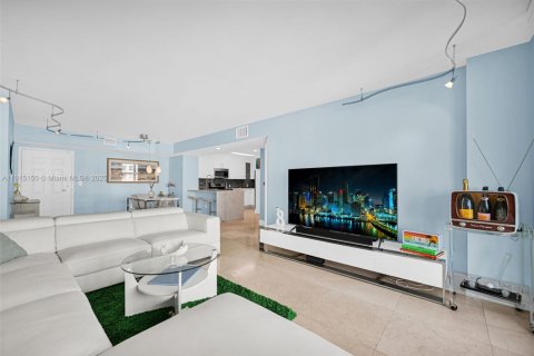 Condo in Miami, Florida, 3 bedrooms № 1974986 - photo 16
