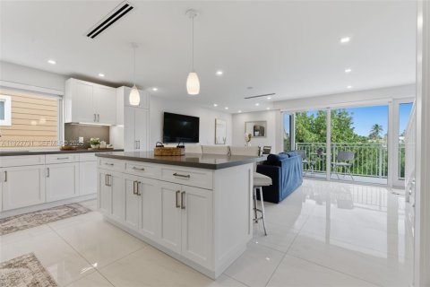 House in Key Largo, Florida 4 bedrooms, 143.44 sq.m. № 2082812 - photo 12
