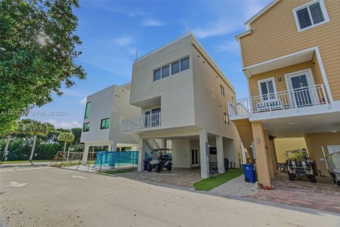 House in Key Largo, Florida 4 bedrooms, 143.44 sq.m. № 2082812 - photo 4