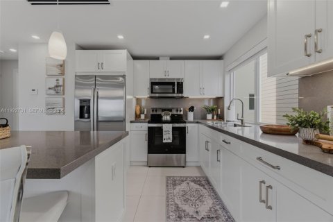 House in Key Largo, Florida 4 bedrooms, 143.44 sq.m. № 2082812 - photo 15