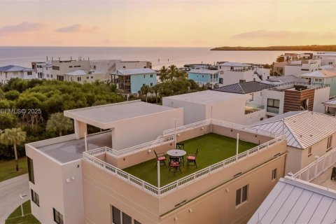 House in Key Largo, Florida 4 bedrooms, 143.44 sq.m. № 2082812