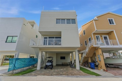 House in Key Largo, Florida 4 bedrooms, 143.44 sq.m. № 2082812 - photo 2