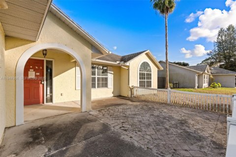 Villa ou maison à vendre à Palm Bay, Floride: 3 chambres, 150.32 m2 № 2007663 - photo 4