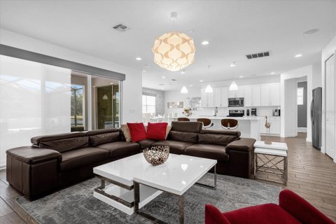 Casa en venta en Kissimmee, Florida, 7 dormitorios, 379.41 m2 № 1401843 - foto 2