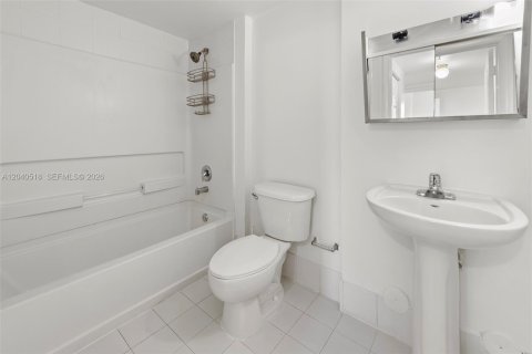 Condo in Miami, Florida, 2 bedrooms  № 2087183 - photo 6