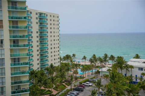 Condo in Hollywood, Florida, 1 bedroom  № 1768353 - photo 22