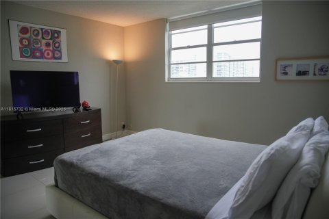 Condo in Hollywood, Florida, 1 bedroom  № 1768353 - photo 13