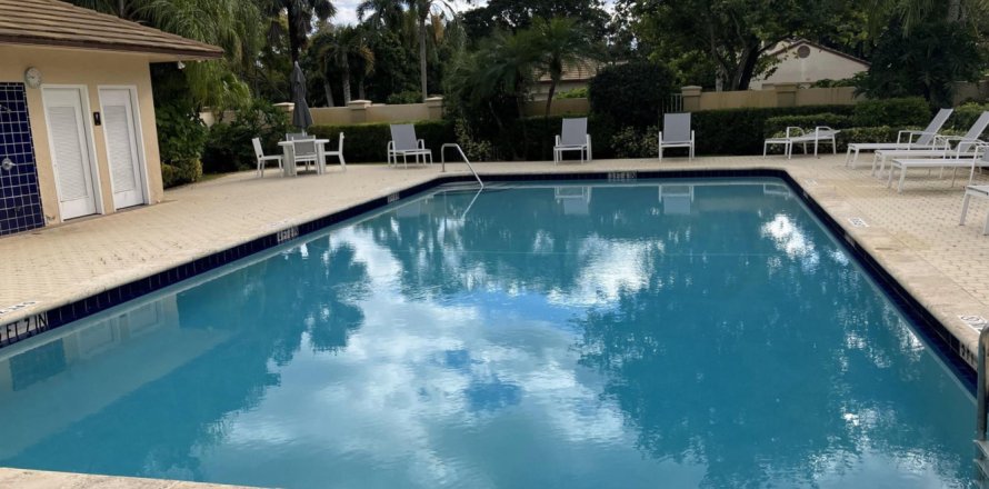 Townhouse in Palm Beach Gardens, Florida 3 bedrooms, 159.88 sq.m. № 748052