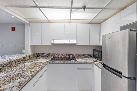 Condo in Miami, Florida, 2 bedrooms  № 1953685 - photo 15