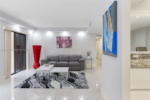 Condo in Miami, Florida, 2 bedrooms  № 1953685 - photo 6