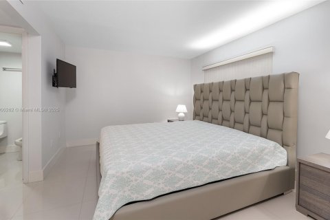 Condo in Miami, Florida, 2 bedrooms  № 1953685 - photo 24