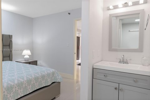 Condo in Miami, Florida, 2 bedrooms  № 1953685 - photo 18