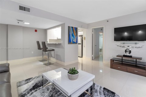Condo in Miami, Florida, 2 bedrooms  № 1953685 - photo 11