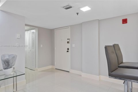 Condo in Miami, Florida, 2 bedrooms  № 1953685 - photo 14